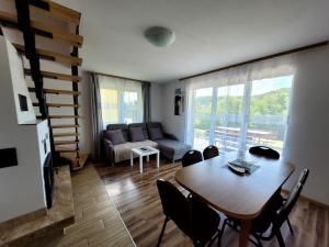 ein Wohnzimmer mit Tisch und Stühlen und einer Couch in der Unterkunft Kapio Solina Bieszczady Bóbrka 6-0-3-2-9-8-1-9-7 in Bóbrka