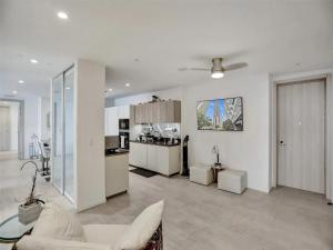 Kuchyň nebo kuchyňský kout v ubytování Elegant Penthouse with Bay Views in Brickell