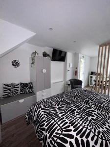 a bedroom with a zebra print bed in a room at Adiva Loft in Puentedeume