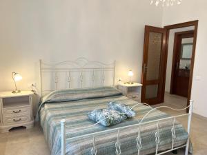 une chambre avec un lit avec des oreillers dessus dans l'établissement Il Gelsomino, à Mommio