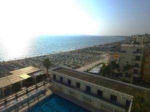 una vista de la playa desde el balcón de un edificio en Blue Apartment Kamelia, en Durrës
