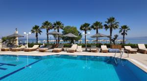 Басейн в EONA BEACH RESORT by Greek Pride або поблизу