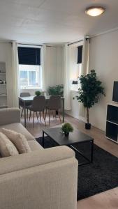 un salon avec un canapé et une table dans l'établissement Hyggehuset, à Bergen