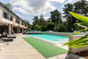 Bazén v ubytovaní Balaton Flow Residence alebo v jeho blízkosti