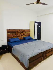 インドールにあるAbhi Home Stayのベッドルーム(青い枕付きの大型ベッド1台付)