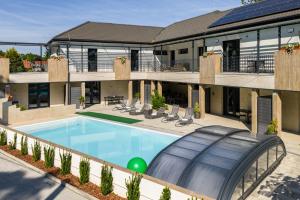 Bazén v ubytovaní Balaton Flow Residence alebo v jeho blízkosti