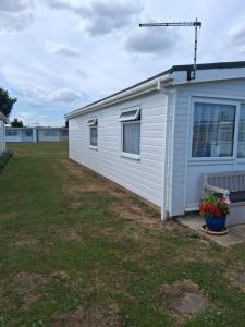 グレート・ヤーマスにある3 Bed Chalet - Sleeps 6 - Parking - Garden - Wifiの庭付き小さな白い建物
