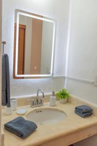 Ένα μπάνιο στο Modern 2BR Apt-3 Baths-Pool-Wi-Fi-Steps to Beach