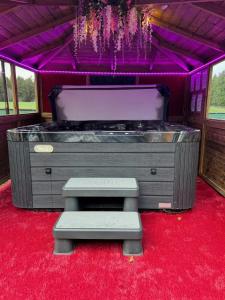 Posezení v ubytování FINN VILLAGE "Raspberry Cottage" Private Garden, 6-seater HOT TUB, Firepit & Pizza Stove