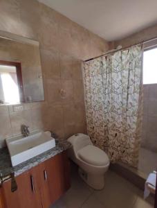 ein Badezimmer mit Toilette, Waschbecken und Dusche in der Unterkunft Casa General Villamil, amplia y cerca del mar in Playas + 6 Fotos