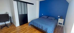 Ένα ή περισσότερα κρεβάτια σε δωμάτιο στο Maison conviviale à KERVIGNAC