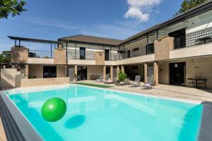 Bazén v ubytovaní Balaton Flow Residence alebo v jeho blízkosti