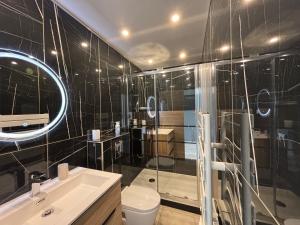 a bathroom with a shower and a toilet and a sink at Appartement 3 pièces à 5 min de la plage in La Seyne-sur-Mer