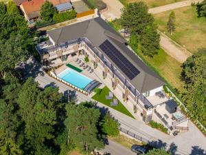 Bazén v ubytovaní Balaton Flow Residence alebo v jeho blízkosti