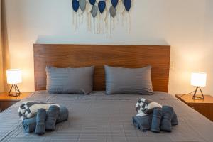 Ένα ή περισσότερα κρεβάτια σε δωμάτιο στο Modern 2BR Apt-3 Baths-Pool-Wi-Fi-Steps to Beach