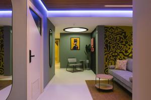 ein Wohnzimmer mit Sofa und Tisch in der Unterkunft U-nit Hostel Central Park in Valencia + 49 Fotos