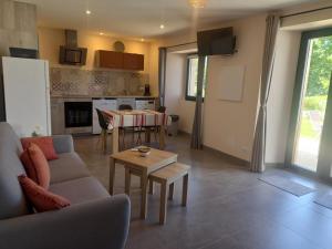 a living room with a couch and a table at Maison heia in Sare