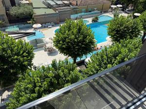 Bazén v ubytování Hotel Paris Resort nebo v jeho okolí