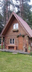 a log cabin with a door and a window at Merelahe in Koolimäe