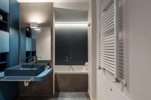 bagno con lavandino blu e vasca di SuitePrince a Torino Altre 20 foto
