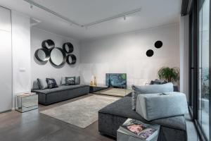 un soggiorno con divani e specchi sul muro di SuitePrince a Torino