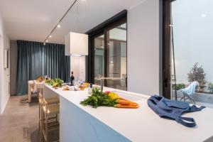 una cucina con bancone e verdure di SuitePrince a Torino