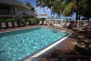 Bazén v ubytování Vanderbilt Beach Resort nebo v jeho okolí