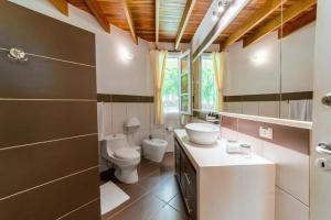 a bathroom with two toilets and a sink at Caribbean Hill Villas in Cocles +14 photos
