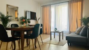 salon ze stołem i kanapą w obiekcie Apartament Słoneczny 10 w mieście Opole