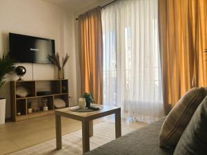 salon z telewizorem i stolikiem kawowym w obiekcie Apartament Słoneczny 10 w mieście Opole