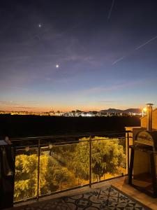 Μπαλκόνι ή βεράντα στο Mountains, the Sea and Orange Fields - Calm Retreat with Scenic Balcony