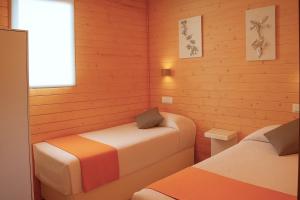 Posteľ alebo postele v izbe v ubytovaní Cabañas Compostela - Cabaña a Carballeira