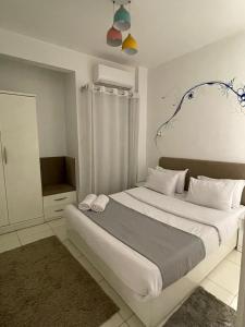 Postel nebo postele na pokoji v ubytování Comfy Tourist Corner - Giza - Hotel Apartments + 236 fotografií