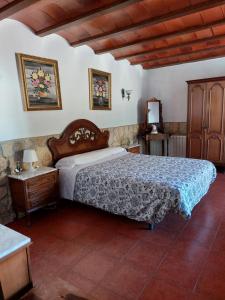 una camera da letto con un letto con un piumone blu di Cortijo El Algayubero a Puebla de Don Fadrique Altre 33 foto