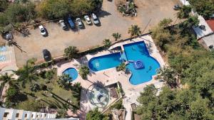 eine Aussicht über zwei Pools auf einem Parkplatz in der Unterkunft Departamento en el piso 18 in Acapulco