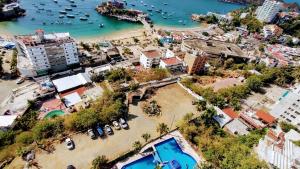 eine Luftaufnahme eines Strandes mit Booten im Wasser in der Unterkunft Departamento en el piso 18 in Acapulco