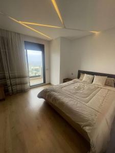 Ένα ή περισσότερα κρεβάτια σε δωμάτιο στο Luxueux appartement piscine et vue mer +20 φωτογραφίες