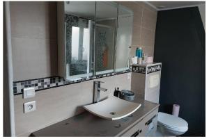 Ένα μπάνιο στο 2 Chambres à louer chez l'habitant