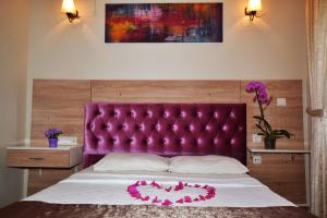 Postel nebo postele na pokoji v ubytování Hotel Konak Su