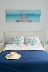 ein Schlafzimmer mit einem Bett, auf dem ein Hut liegt in der Unterkunft Piso céntrico cerca de la playa Cedeira in Cedeira