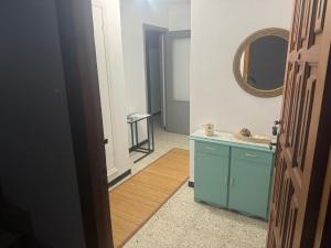 ein Badezimmer mit einem blauen Waschbecken und einem Spiegel in der Unterkunft Piso céntrico cerca de la playa Cedeira in Cedeira + 32 Fotos