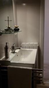 ein Badezimmer mit einem weißen Waschbecken und einem Spiegel in der Unterkunft Bilocale in via del Conventuccio in Perugia