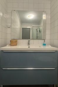 ein Badezimmer mit Waschbecken und großem Spiegel in der Unterkunft Piso céntrico cerca de la playa Cedeira in Cedeira