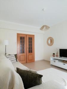 Μια τηλεόραση ή/και κέντρο ψυχαγωγίας στο Casa Vila Rosa - T1 Altura Beach