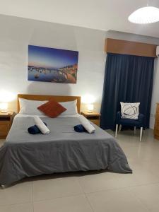 Postel nebo postele na pokoji v ubytování Spacious Bugibba Seafront Villa Free Parking & WiFi