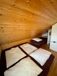 Postel nebo postele na pokoji v ubytování Cosy country home, Lendava