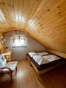 Postel nebo postele na pokoji v ubytování Cosy country home, Lendava