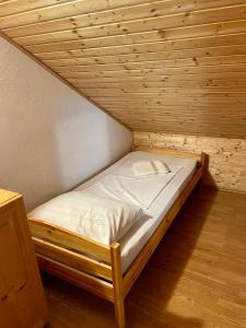 Postel nebo postele na pokoji v ubytování Cosy country home, Lendava