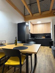 a room with a table and chairs and a kitchen at Apartmán Mavis in Kašperské Hory