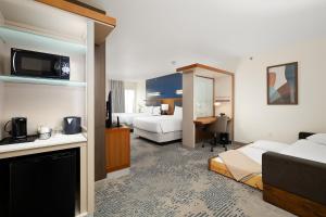 麦卡伦SpringHill Suites by Marriott McAllen Convention Center的有两张床和一张书桌的酒店房间